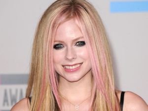 20 Tahun Complicated, Lagu Avril Lavigne Diiringi Teori Konspirasi Kematian 20 Tahun Complicated, Lagu Avril Lavigne Diiringi Teori Konspirasi Kematian