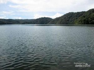 Danau Lau Kawar, Pesona Indah Dekat Puncak Gunung Sinabung Danau Lau Kawar, Pesona Indah Dekat Puncak Gunung Sinabung