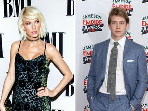 Usai Liburan, Taylor Swift Resmi Tunangan dengan Joe Alwyn Usai Liburan, Taylor Swift Resmi Tunangan dengan Joe Alwyn