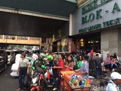 Selang 1 Jam Ditertibkan, PKL Tanah Abang Kembali Lagi ke Jalan