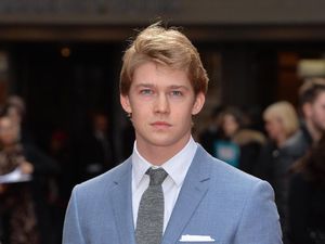 Reaksi Joe Alwyn soal Rumor Pertunangannya dengan Taylor Swift