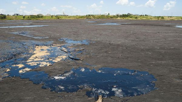 Foto: Danau Aneh yang Isinya Aspal
