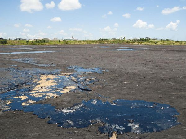 Foto: Danau Aneh yang Isinya Aspal
