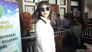 Penampakan Kirana Larasati di Sidang Cerai Perdana