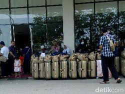 Ratusan Calon Jemaah Umrah Kecewa Keberangkatan Tak Jelas