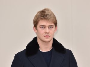 Joe Alwyn, Kekasih Taylor Swift Debut Jadi Model Prada