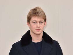 Joe Alwyn, Kekasih Taylor Swift Debut Jadi Model Prada
