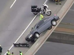 Mobil Sedan Tergantung di Pembatas Jalan Tol