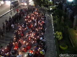 Sebelum Bubar, Massa Pro-Ahok Gelar Aksi Lilin di PT DKI
