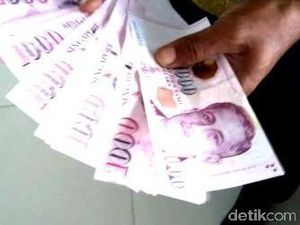 Pramusaji Stasiun Kroya Temukan Uang Puluhan Ribu Dolar Singapura