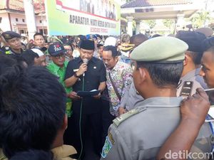 Perangkat Desa di Pasuruan Tuntut Tunjangan Dinaikkan Perangkat Desa di Pasuruan Tuntut Tunjangan Dinaikkan