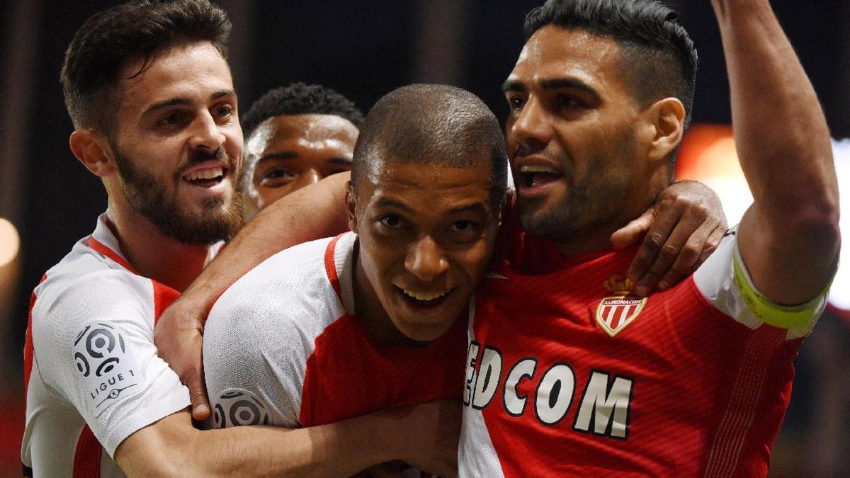 Foto: Para pemain Monaco merayakan gol Kylian Mbappe (REUTERS/Jean-Pierre Amet)