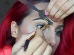 Tutorial Make Up Unik! Bentuk Alis hingga Contouring dengan Garpu