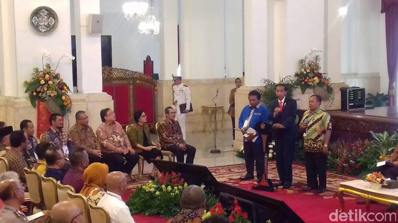 Jokowi ke Para Kades: Saya akan Bawa KPK Cek Keuangan Desa