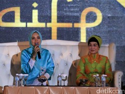 Dewi Sandra Motivasi Remaja Aceh Agar Bangga dengan Fashion  Khas Daerah