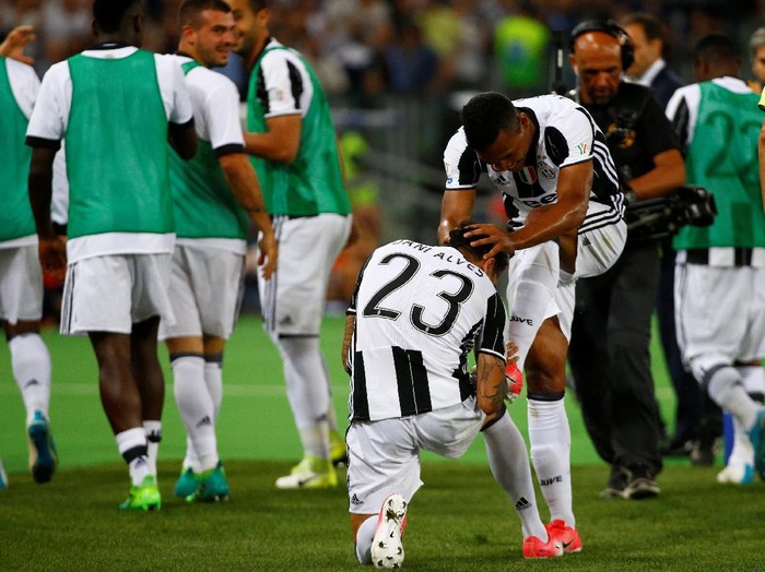 Dani Alves Ingin Berbagi Pujian dengan Alex Sandro