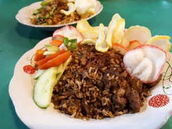 Nasi Goreng Bom Bom: Harum Berempah Nasi Goreng Kebuli dengan Potongan Daging Kambing