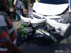 Pelajar SMP Boncengan Tiga Tertabrak Xenia Hingga Kritis