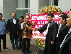 Beri Karangan Bunga, 25 Advokat Minta KY Usut Wakil Ketua MA