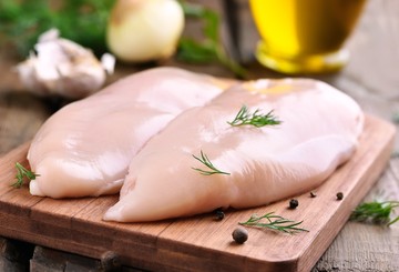 Dada Ayam Sering Kering saat Dimasak? Coba Rahasia Chef Ini agar Juicy