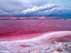 Tanpa Photoshop! 5 Danau Pink Sungguhan Ada di Dunia