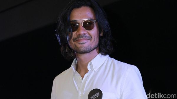 Gantengnya Chicco Jerikho Berkacamata