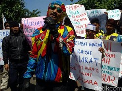 Satu Tahun Pemerintahan, Massa Demo Kantor Bupati Cianjur