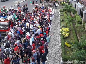 Massa Pro-Ahok Kembali Gelar Aksi di Depan PT DKI