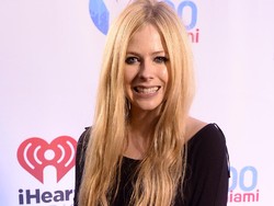 Avril Lavigne Kepergok Gandengan Tangan dengan Produser Musik, Pacar Baru?