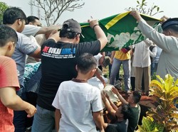 Korban Pembunuhan di Pelukan Ibunya Dimakamkan di TPU Kedaung