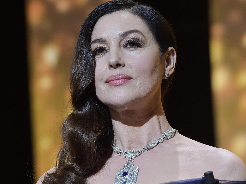 Monica Bellucci Putus Cinta di Usia Matang Monica Bellucci Putus Cinta di Usia Matang