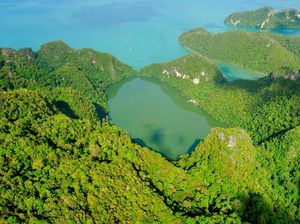 Mitos Kesuburan di Danau Dayang Bunting Mitos Kesuburan di Danau Dayang Bunting