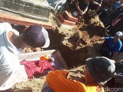 Gaun Prewedding Chatarina dan Balon I Love You Ikut Dikuburkan