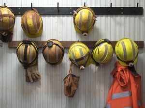 Tanpa Helm dan Rompi, Ini Risiko Selfie di Terowongan MRT