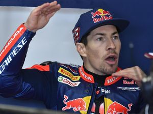 Nicky Hayden Tertabrak Mobil Saat Bersepeda
