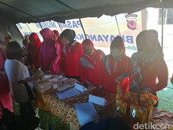 Jelang Puasa, Warga Borong Sembako Pasar Murah di Polres Cirebon