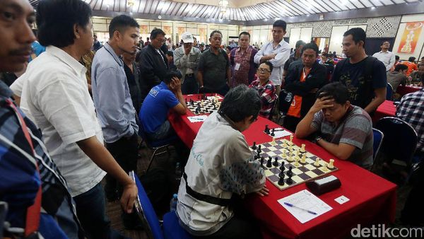 Permainan Catur GM Susanto Megaranto Curi Perhatian Penonton