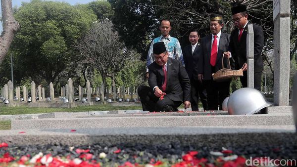 Peringati Harkitnas, Menkominfo Tabur Bunga di TMP