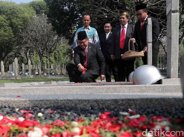 Peringati Harkitnas, Menkominfo Tabur Bunga di TMP