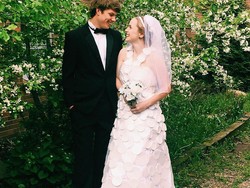 Gaun Pengantin Unik Berbahan Piring dan Cangkir Styrofoam, Mau Pakai?