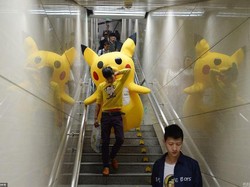 Kisah Haru Ayah yang Berkostum Pikachu Demi Biaya Pengobatan Putrinya