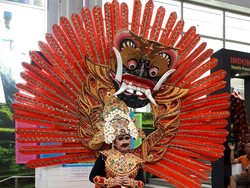 Saat Kostum Merak & Barong Jadi Pusat Perhatian di Kuala Lumpur