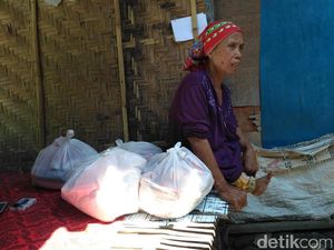 Tak Mengeluh, Ini Perjuangan Nenek Imah Tunadaksa di Situbondo