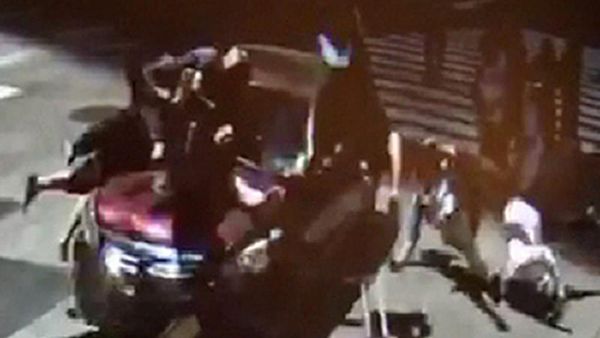 Foto-foto Mobil Tabrak Pejalan Kaki di New York