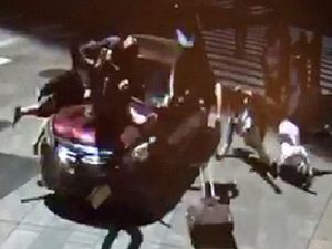 Foto-foto Mobil Tabrak Pejalan Kaki di New York
