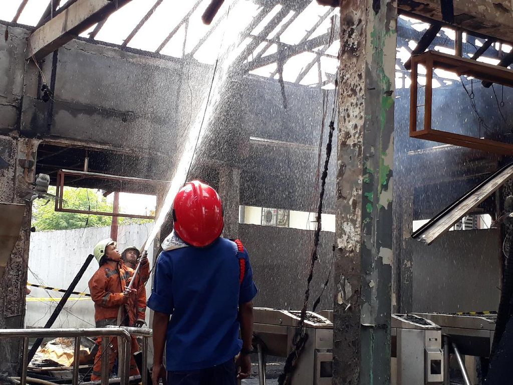 Kronologi Kebakaran Stasiun Klender yang Hanguskan Kantor dan Loket Kronologi Kebakaran Stasiun Klender yang Hanguskan Kantor dan Loket