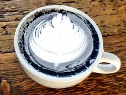 Charcoal Latte yang Berwarna Hitam Pekat Kini Jadi Tren Baru di Instagram