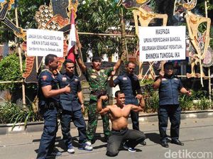 Bawa Obor, Kopral Bagyo Gelorakan Semangat Persatuan Indonesia Bawa Obor, Kopral Bagyo Gelorakan Semangat Persatuan Indonesia