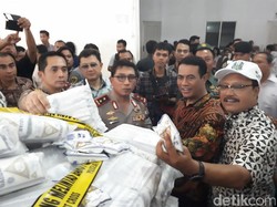 Polda Jatim Segel 116 Ribu Ton Garam Impor dari Australia