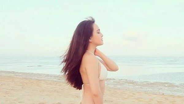 Shandy Aulia Berbikini di Bali, Wulan Guritno Tetap Seksi